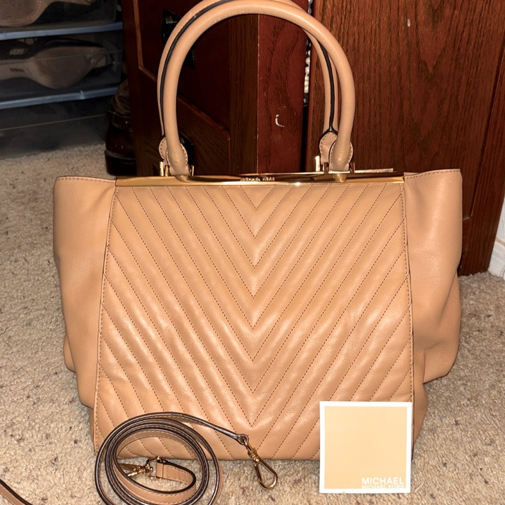 EUC!! Michael Kors Lana large quilted leather bag